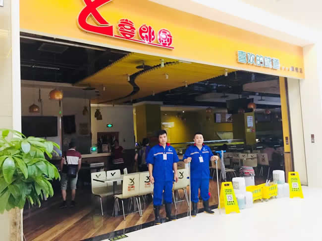 西南最大的建材市場(chǎng)富森美家居北門(mén)店里的獨家餐廳喜郎廚快餐防滑處理