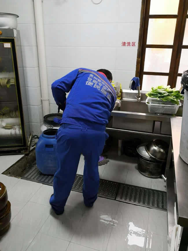 貴州省貴安新區天河潭景區內粗茶淡飯餐廳地面工程