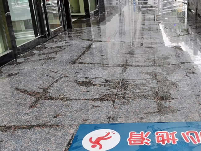 貴州興義市人民醫院過(guò)道，梯步地面防滑施工