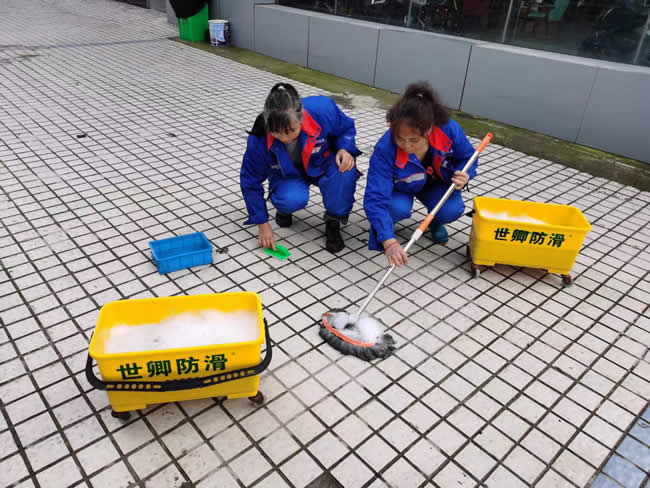 貴州貴陽(yáng)市清鎮市第三中學(xué)第一校區地面防滑施工