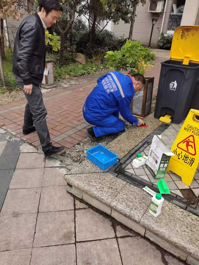 貴州貴陽(yáng)市花溪區溪北街道麒龍溪園小區出入口部分地面石材防滑施工