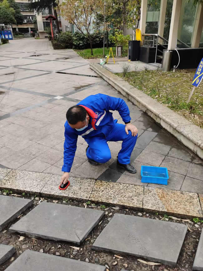 貴州貴陽(yáng)市花溪區溪北街道麒龍溪園小區出入口部分地面石材防滑施工