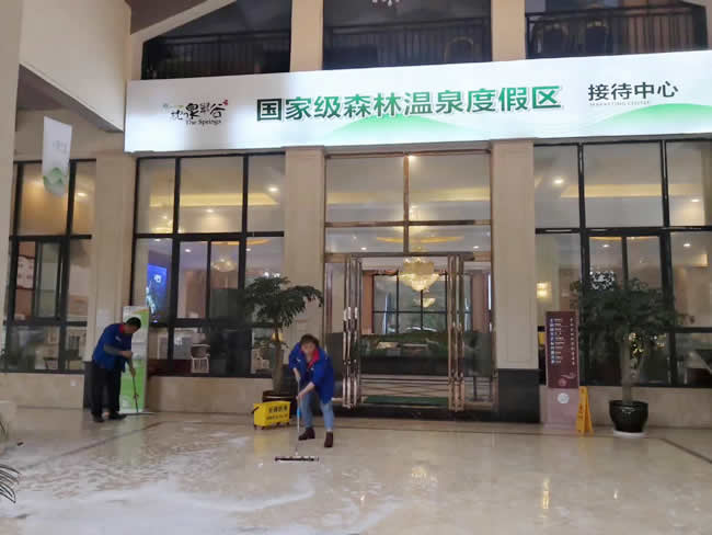 貴州遵義市枕泉翠谷風(fēng)景區餐廳地面防滑施工